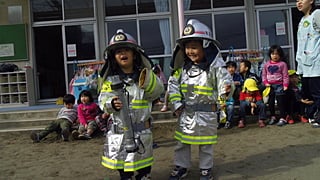 11月 総合避難訓練：消防士さんと一緒に避難訓練